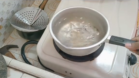 Cara mudah hilangkan kerak hitam pantat wajan, pakai 3 bahan sederhana kembali kinclong