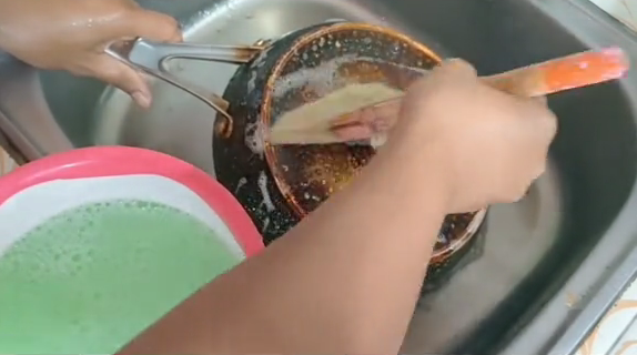 Cara mudah hilangkan kerak hitam pantat wajan, pakai 3 bahan sederhana kembali kinclong