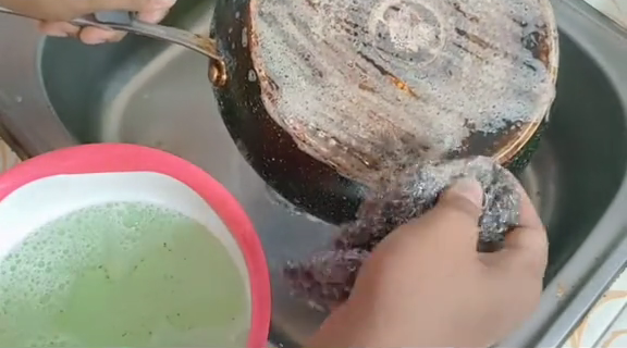 Cara mudah hilangkan kerak hitam pantat wajan, pakai 3 bahan sederhana kembali kinclong