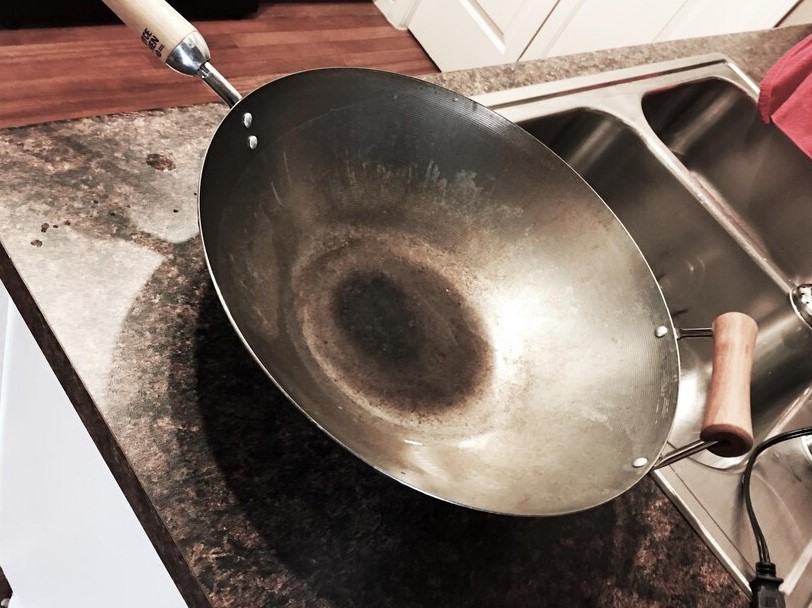 Trik bersihkan kerak gosong di wajan tanpa digosok atau direndam semalaman, cuma pakai 1 ampas dapur