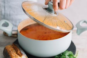 Setelah masak daging Lebaran, begini 5 cara ampuh bersihkan panci dari lemak