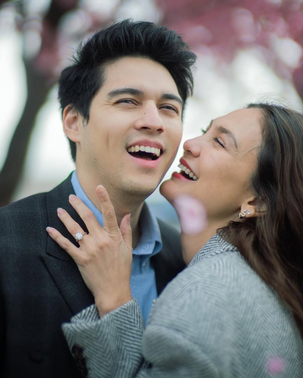 Romantis! Momen Luna Maya dilamar Maxime Bouttier di bawah sakura mekar