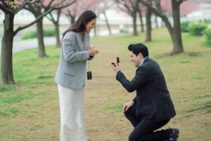 Romantis! Momen Luna Maya dilamar Maxime Bouttier di bawah sakura mekar