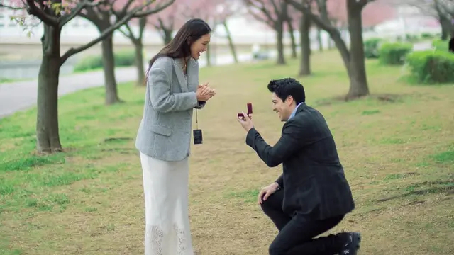 Romantis! Momen Luna Maya dilamar Maxime Bouttier di bawah sakura mekar