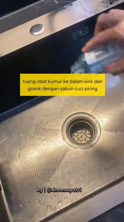 Trik agar wastafel kembali bersih tak bau sisa makanan, jadi kesat lagi dengan 1 peralatan mandi