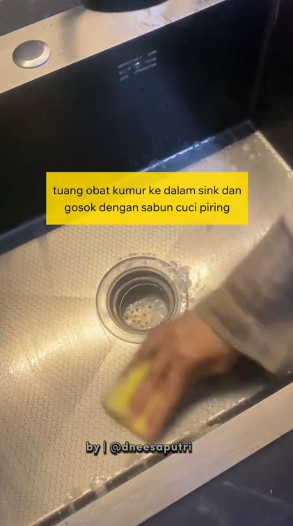 Trik agar wastafel kembali bersih tak bau sisa makanan, jadi kesat lagi dengan 1 peralatan mandi