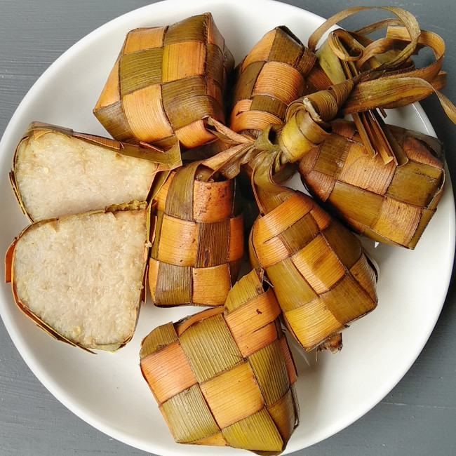 Trik menyimpan ketupat supaya awet berhari-hari dan tidak berlendir