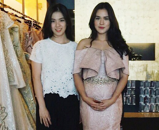 Sebelum terkenal 11 seleb ini pernah foto bareng artis Tanah Air, paras Anya Geraldine manglingi