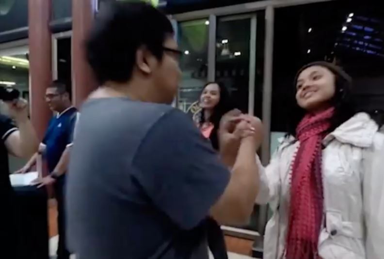 Sebelum terkenal 11 seleb ini pernah foto bareng artis Tanah Air, paras Anya Geraldine manglingi