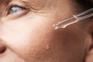 Cara mudah hilangkan kerutan dan garis halus hanya pakai 1 jenis buah, nggak perlu botoks