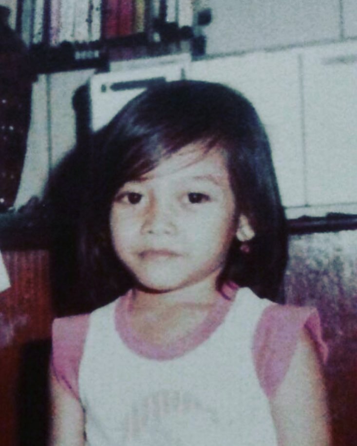 Cinta musik sejak kecil, bocah tombi ini besarnya jadi lady rocker, intip 11 transformasinya