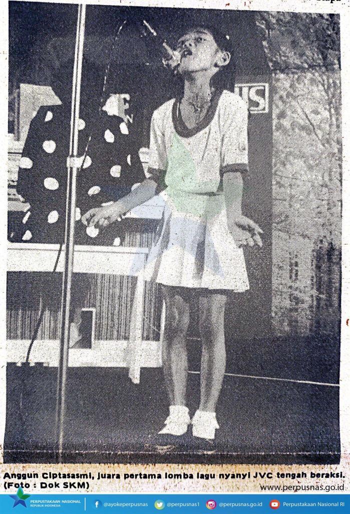 Cinta musik sejak kecil, bocah tombi ini besarnya jadi lady rocker, intip 11 transformasinya