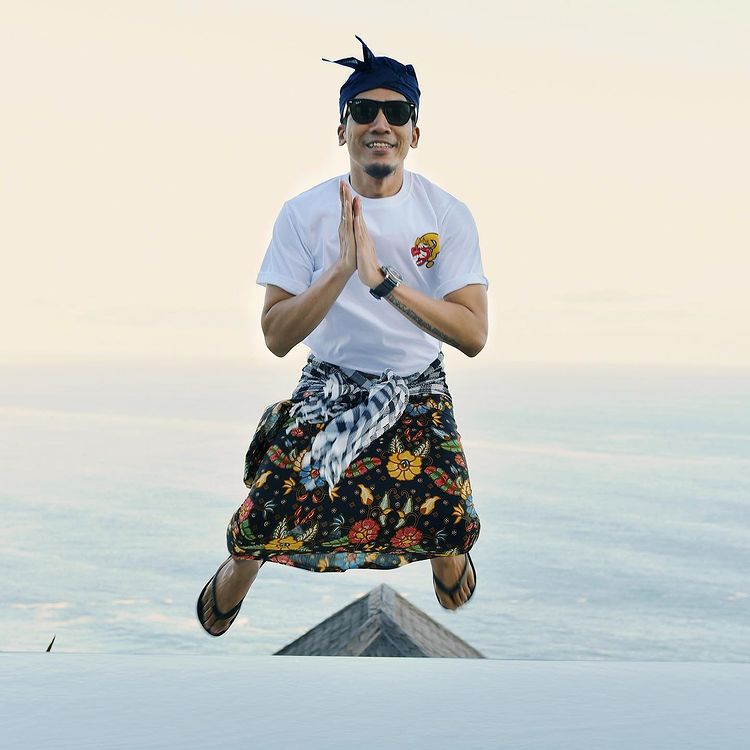 Bocah bertopi ini dulu foto bareng Warkop DKI kini jadi artis sukses, intip 11 potret terbarunya