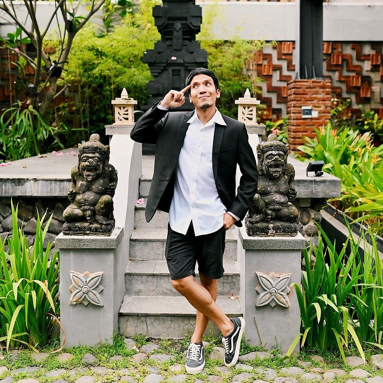 Bocah bertopi ini dulu foto bareng Warkop DKI kini jadi artis sukses, intip 11 potret terbarunya