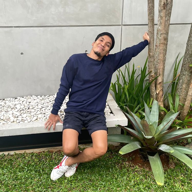 Bocah bertopi ini dulu foto bareng Warkop DKI kini jadi artis sukses, intip 11 potret terbarunya