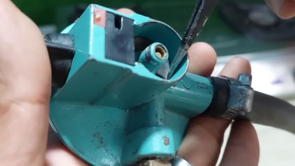Jangan ditambal karet gelang, ini trik atasi tabung gas elpiji bocor berdesis dengan 1 alat sederhana