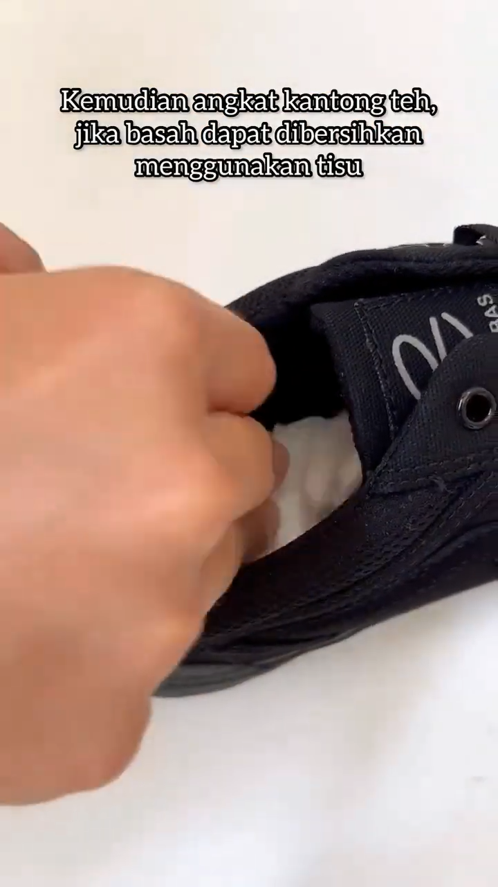 Trik agar bau sepatu kembali wangi tak apek lagi tanpa repot dicuci, cuma pakai 1 ampas dapur