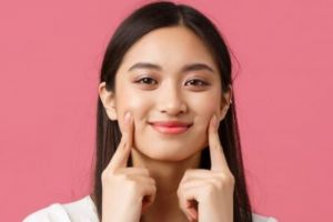 Cara atasi kerutan akibat penuaan di kulit kering pakai 1 produk fermentasi, tak perlu aloe vera