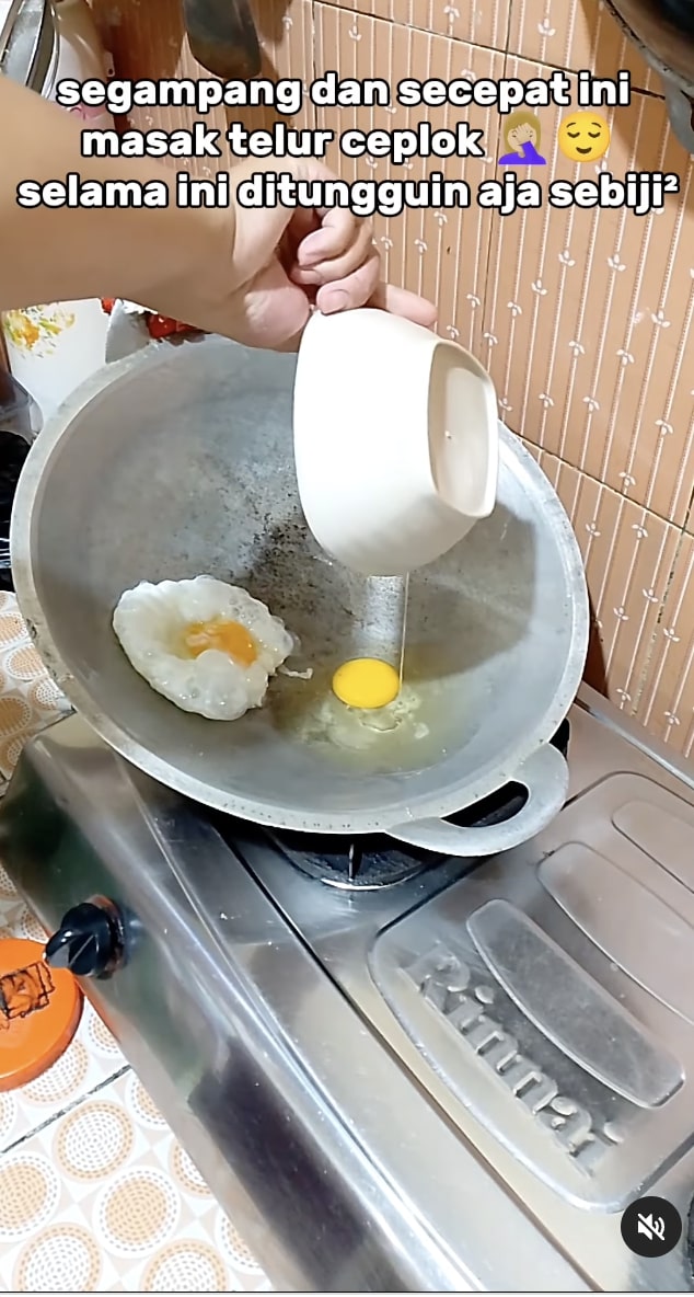 Cara cerdas emak-emak goreng telur ceplok sekaligus banyak tanpa boros minyak