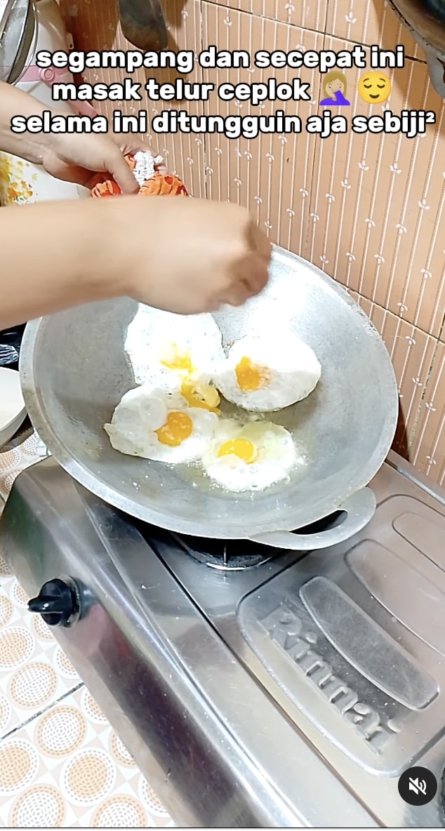 Cara cerdas emak-emak goreng telur ceplok sekaligus banyak tanpa boros minyak