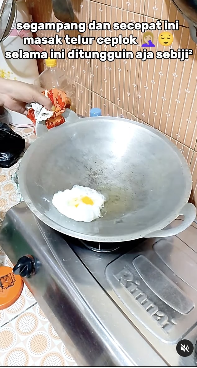 Cara cerdas emak-emak goreng telur ceplok sekaligus banyak tanpa boros minyak