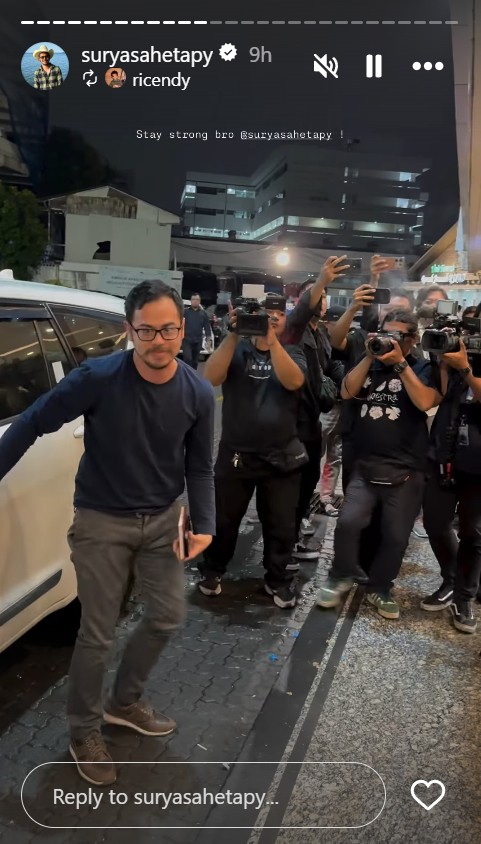 9 Potret Surya Sahetapy ngaji di samping jenazah Ray Sahetapy usai tiba dari USA, penuh ketegaran