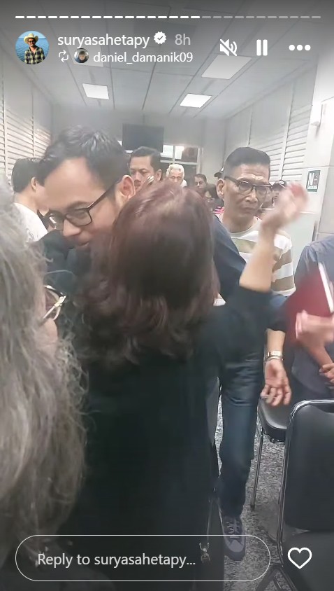 9 Potret Surya Sahetapy ngaji di samping jenazah Ray Sahetapy usai tiba dari USA, penuh ketegaran