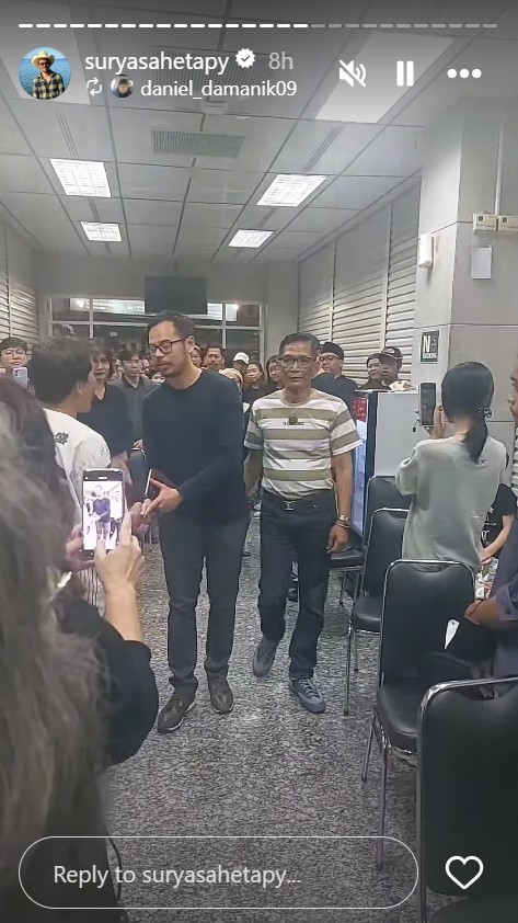9 Potret Surya Sahetapy ngaji di samping jenazah Ray Sahetapy usai tiba dari USA, penuh ketegaran
