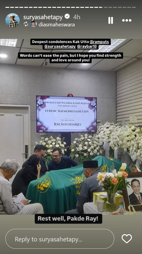 9 Potret Surya Sahetapy ngaji di samping jenazah Ray Sahetapy usai tiba dari USA, penuh ketegaran