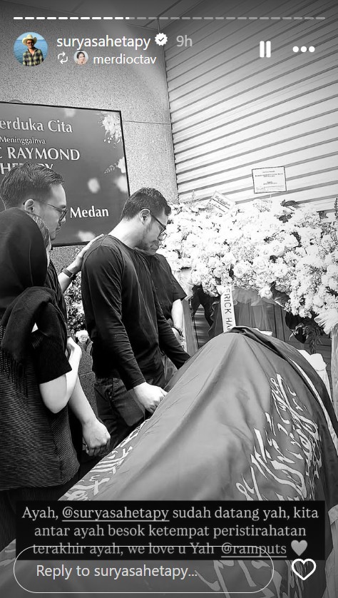 9 Potret Surya Sahetapy ngaji di samping jenazah Ray Sahetapy usai tiba dari USA, penuh ketegaran