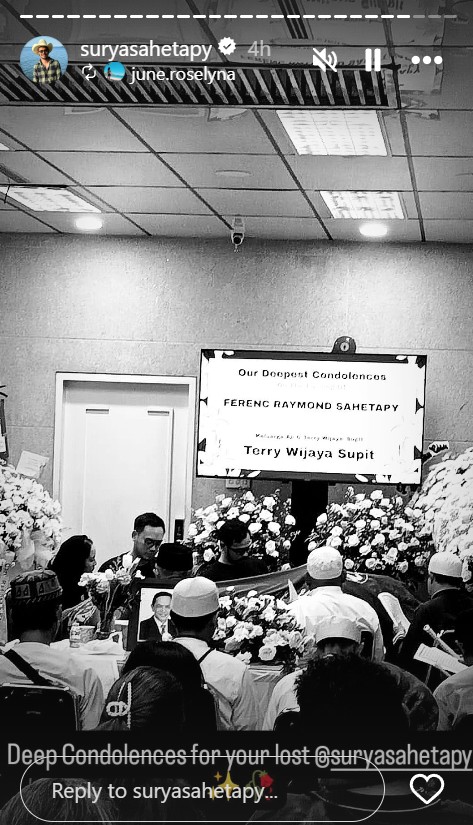9 Potret Surya Sahetapy ngaji di samping jenazah Ray Sahetapy usai tiba dari USA, penuh ketegaran
