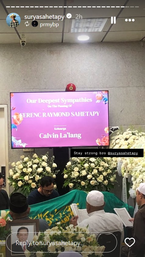 9 Potret Surya Sahetapy ngaji di samping jenazah Ray Sahetapy usai tiba dari USA, penuh ketegaran