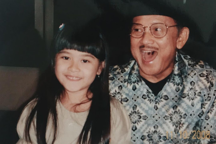 Bocah foto bareng Bj Habibie ini gedenya disebut mirip Dian Sastro, intip 11 potret terbarunya