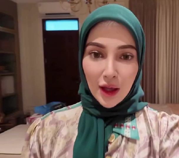 9 Potret Miskah kakak ipar Fadil Jaidi gelar gender reveal dadakan, kesederhanaannya tuai pujian