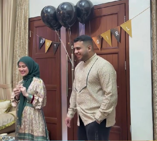 9 Potret Miskah kakak ipar Fadil Jaidi gelar gender reveal dadakan, kesederhanaannya tuai pujian