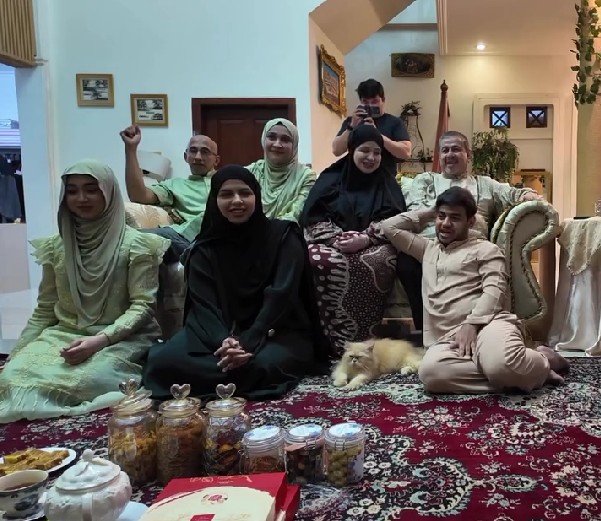 9 Potret Miskah kakak ipar Fadil Jaidi gelar gender reveal dadakan, kesederhanaannya tuai pujian