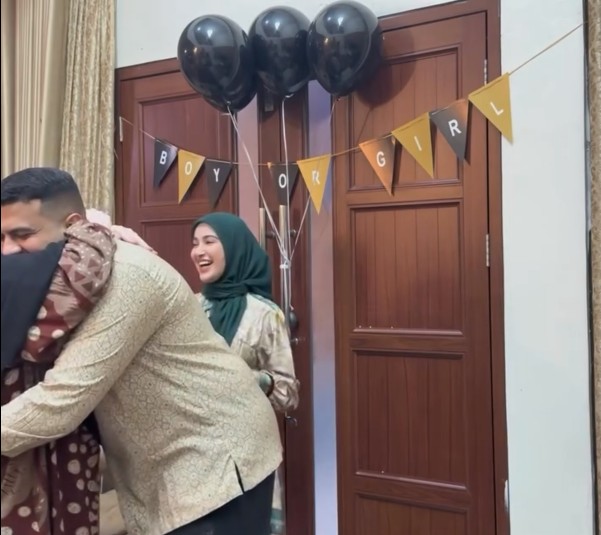 9 Potret Miskah kakak ipar Fadil Jaidi gelar gender reveal dadakan, kesederhanaannya tuai pujian