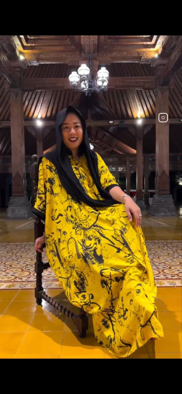 Meski tajir, Soimah tak gengsi pakai baju Lebaran dari kain sarung suami, ini 9 potretnya