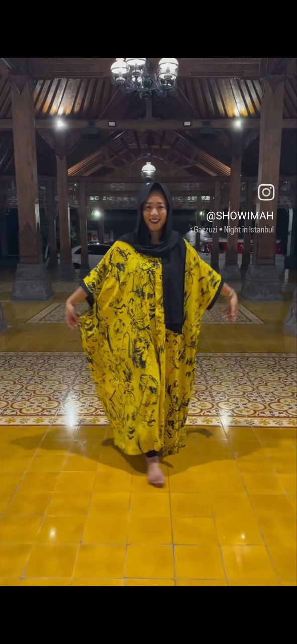 Meski tajir, Soimah tak gengsi pakai baju Lebaran dari kain sarung suami, ini 9 potretnya