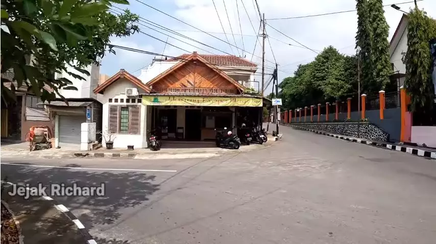 Bocah berseragam SD ini dulunya komedian top, kini pilih balik ke kampung buka warung makan