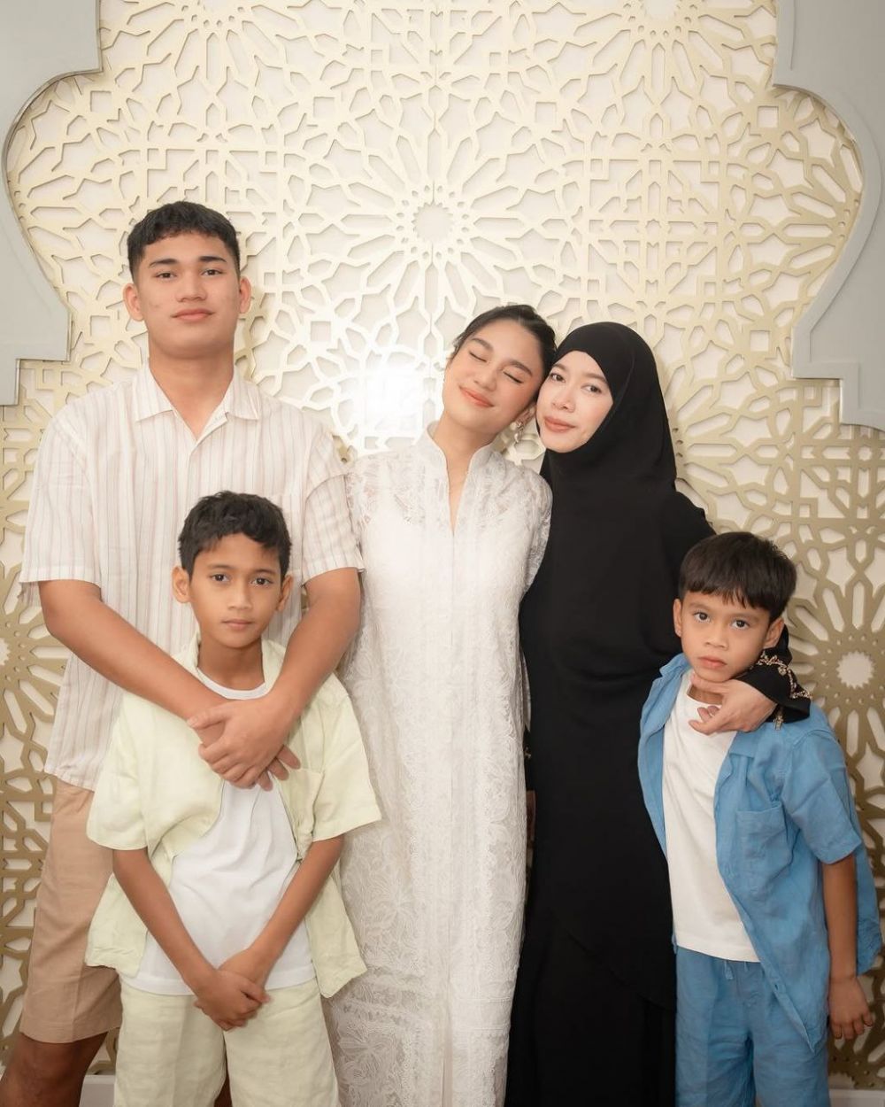 Azizah Salsha susul Pratama Arhan ke Thailand agar bisa Lebaran bareng, 9 potretnya ini tuai pujian