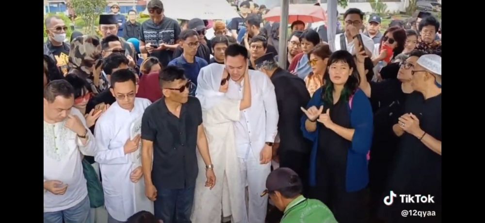 9 Momen pemakaman Ray Sahetapy, Dewi Yull tampak menangis saat melayat mantan suami