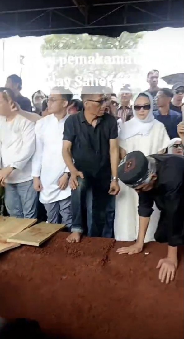 9 Momen pemakaman Ray Sahetapy, Dewi Yull tampak menangis saat melayat mantan suami