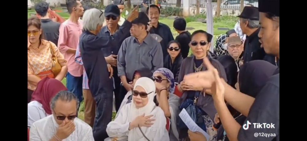 9 Momen pemakaman Ray Sahetapy, Dewi Yull tampak menangis saat melayat mantan suami