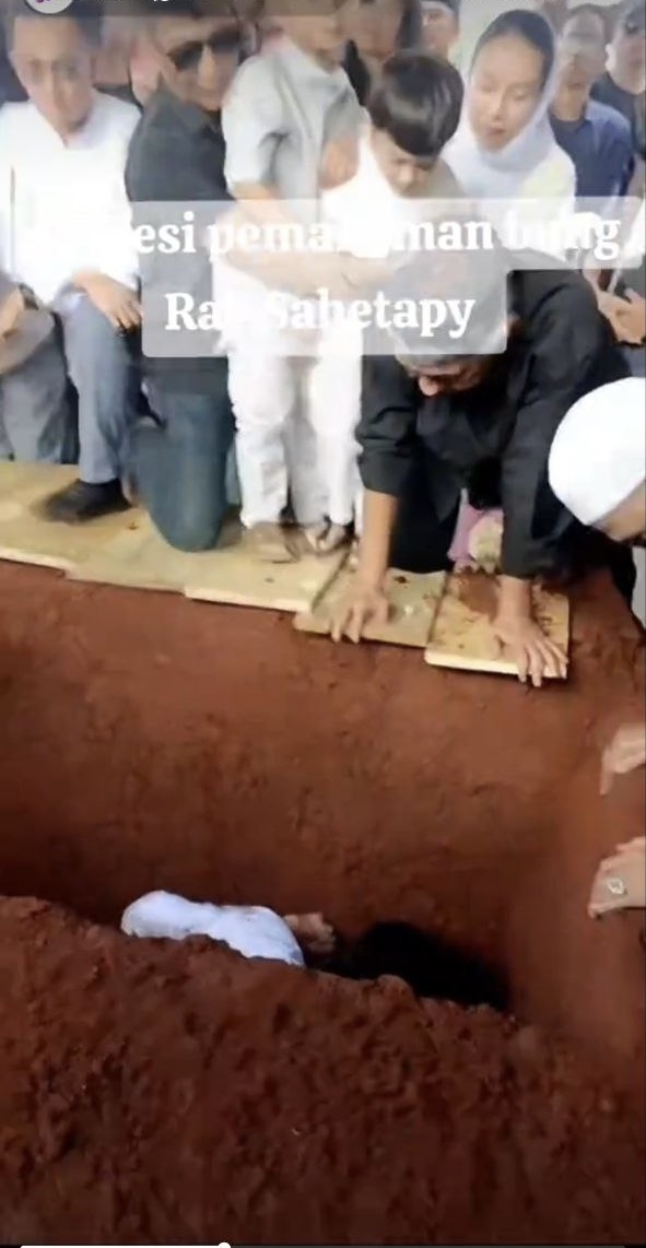 9 Momen pemakaman Ray Sahetapy, Dewi Yull tampak menangis saat melayat mantan suami