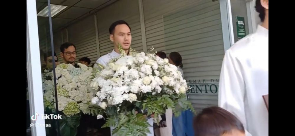 9 Momen pemakaman Ray Sahetapy, Dewi Yull tampak menangis saat melayat mantan suami