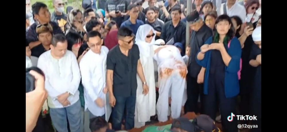 9 Momen pemakaman Ray Sahetapy, Dewi Yull tampak menangis saat melayat mantan suami