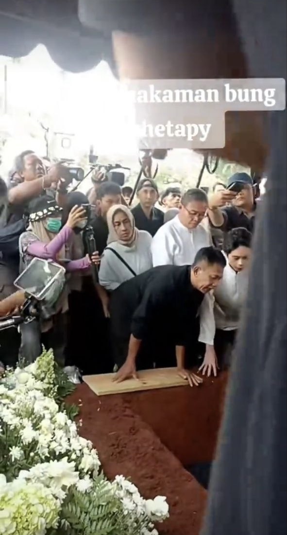 9 Momen pemakaman Ray Sahetapy, Dewi Yull tampak menangis saat melayat mantan suami