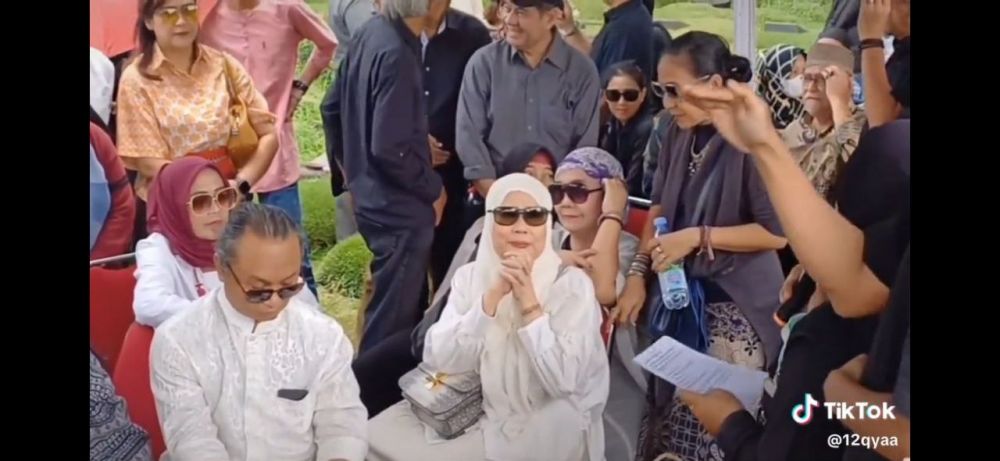 9 Momen pemakaman Ray Sahetapy, Dewi Yull tampak menangis saat melayat mantan suami