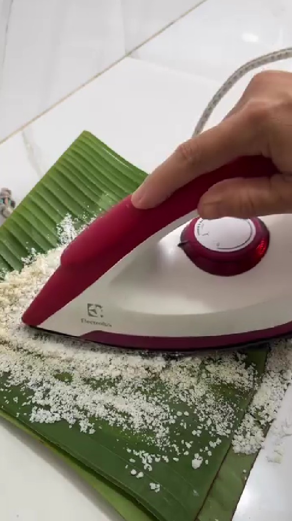 Trik mudah atasi noda gosong di setrika, cuma pakai 1 bumbu dapur bikin nggak lengket di baju lagi